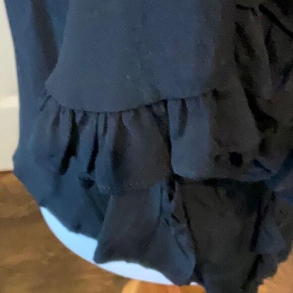 NWT Annabelle Shirt size M. But on front with ruffles - Picture 4 of 7